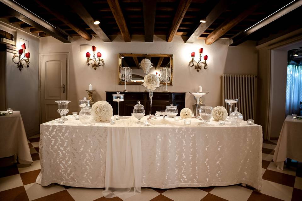 tavolo_decorato_vasi_vetro_bianchi
