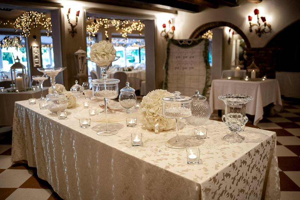 tavolo_decorato_vetro_perle_bianche