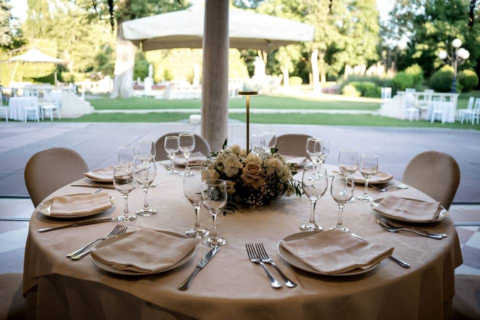 tavolo_rotondo_centrotavola_fiori_bianchi