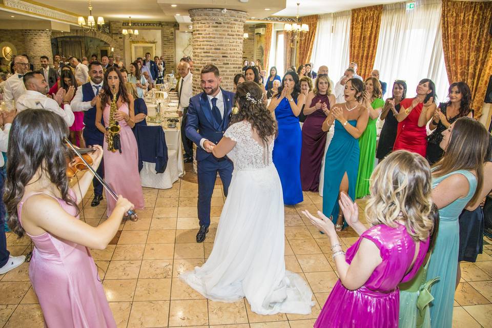 Si balla con sax e violino