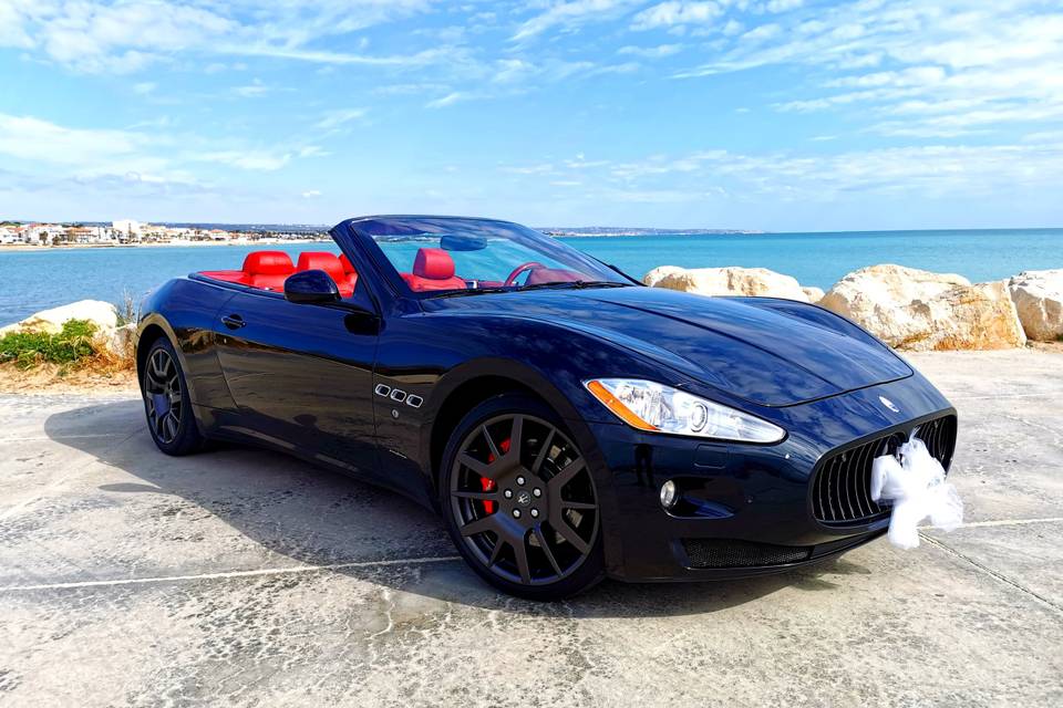 Maserati grancabrio nera