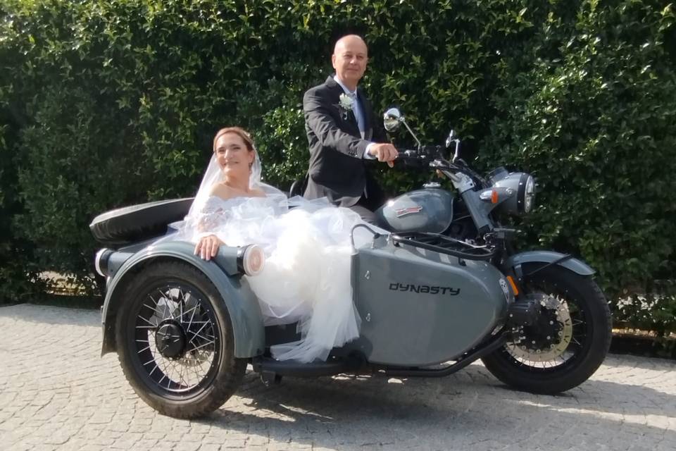 Gli sposi in Sidecar