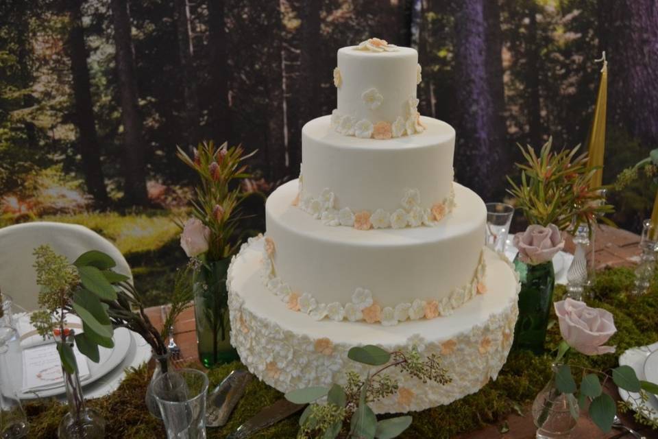 Romantic wedding cake