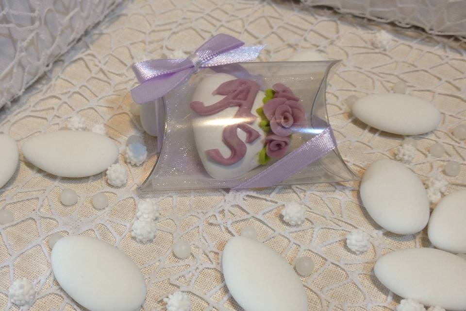 Confezione con confetto cuore