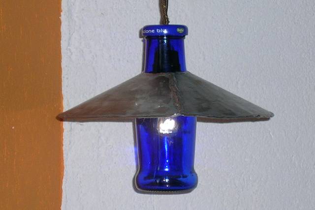 Lampada con bottiglia di succo di frutta