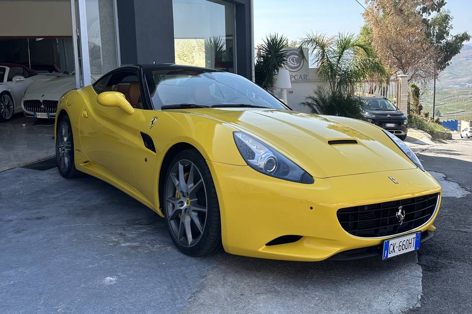 Ferrari California gialla.