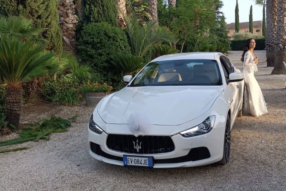 Maserati ghibli bianca.