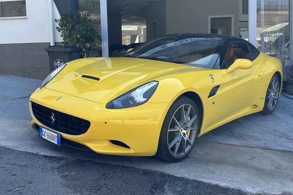 Ferrari California gialla