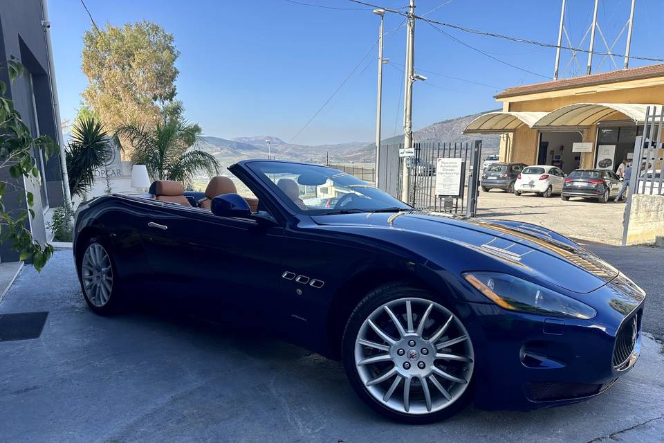 Maserati gran cabrio blu