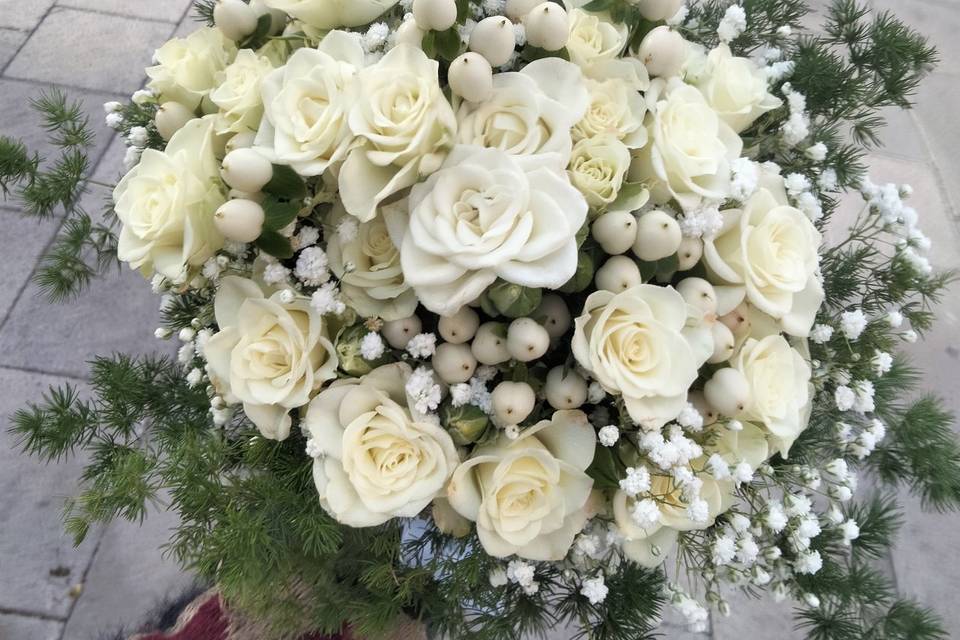 Bouquet con roselline bianche
