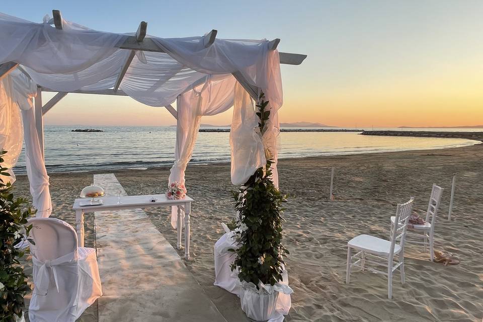 Tensostruttura sulla spiaggia