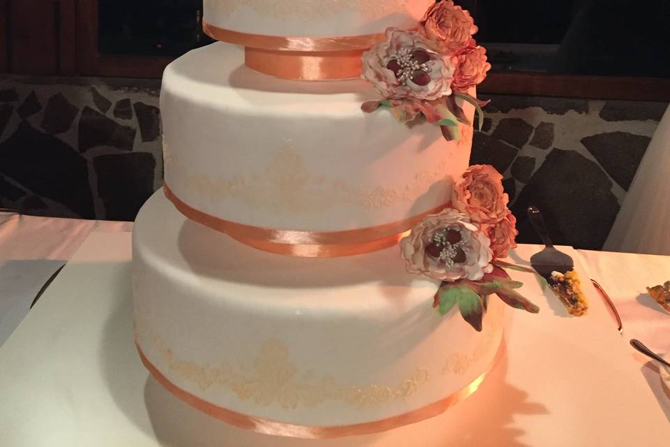 Wedding cake salmone peonie