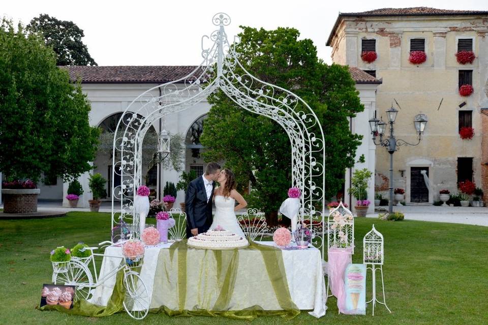 Taglio della Torta in giardino