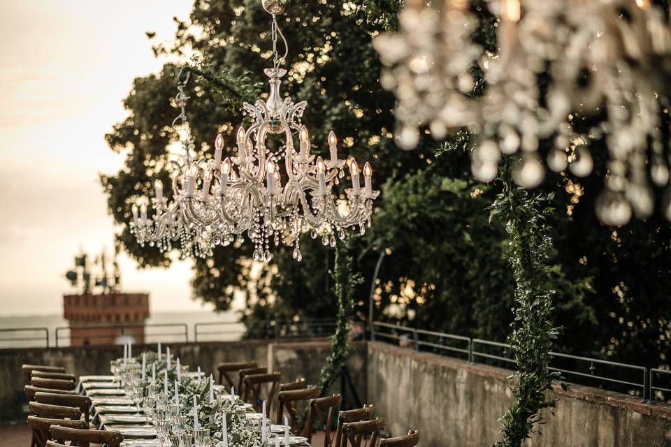 Magic dinner table