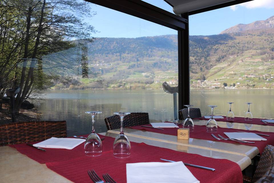 Tavolo in veranda vista lago