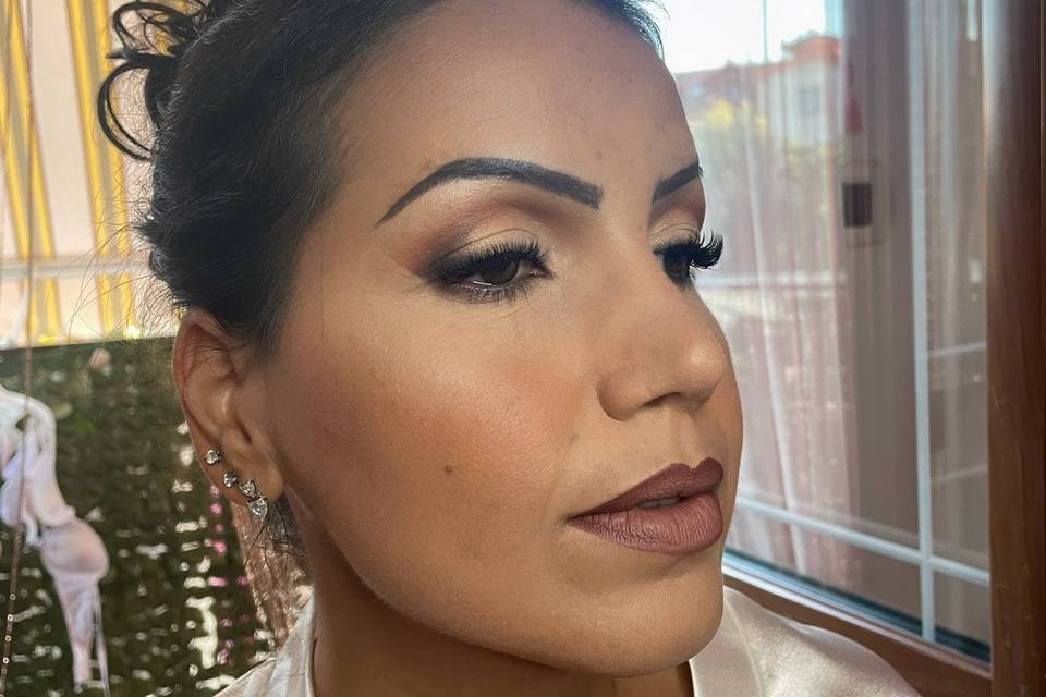 Preparando il make up della sposa