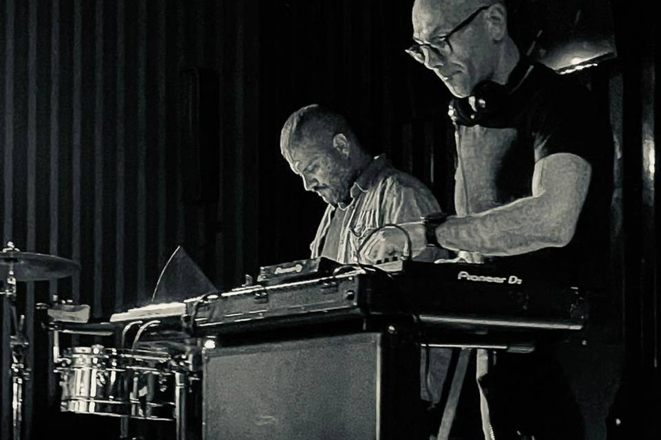 Il dj e il percussionista