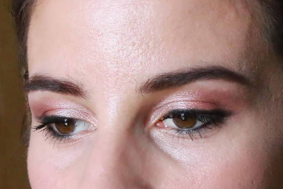 Makeup occhi delicato oro rosa