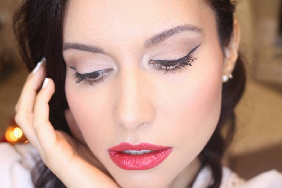 Red lips classic makeup
