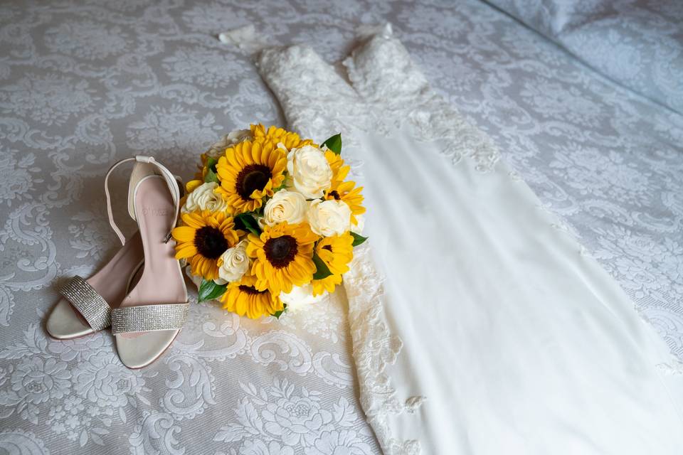 Scarpe, vestito e bouquet