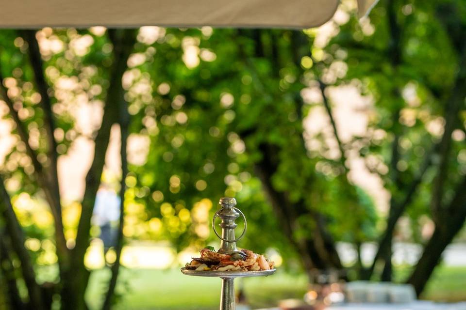 Alzata a più piani antipasti giardino