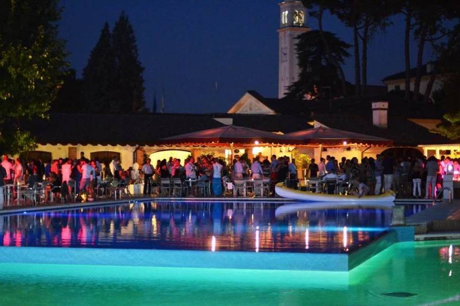 Serata bordo piscina