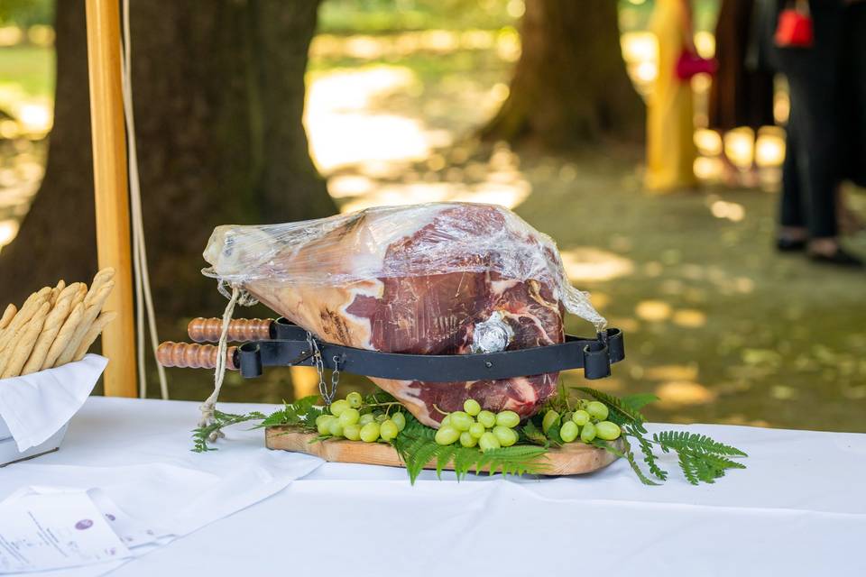 Prosciutto intero tavolo buffet