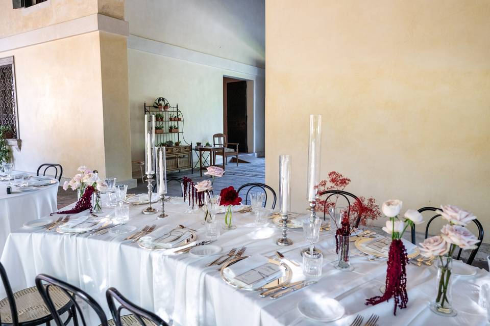 Tavolo banchetto sotto archi