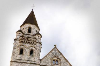 Di fronte alla chiesa