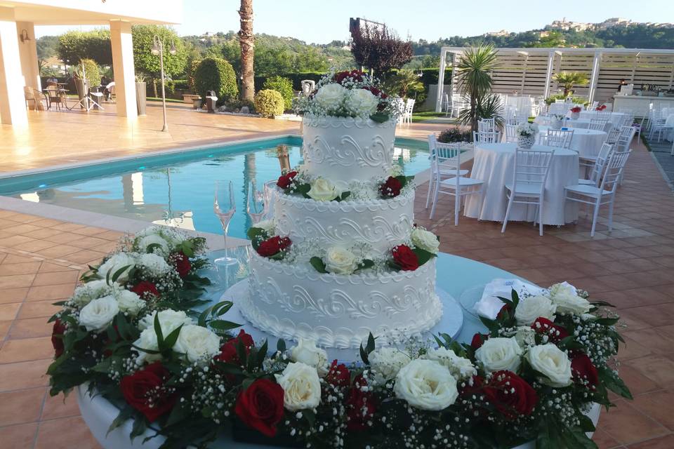 Torta nuziale con fiori