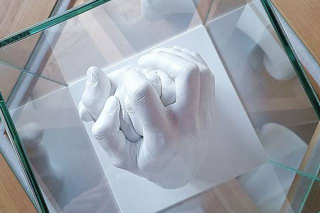 collezione privata quadro - Calco del pancione con mani - Michela  Ciampanelli Calchi D'arte