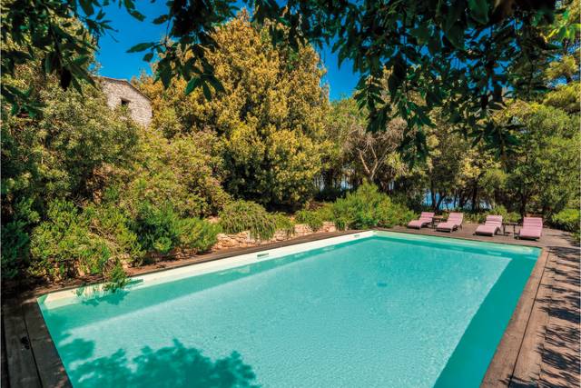 Piscina e casale