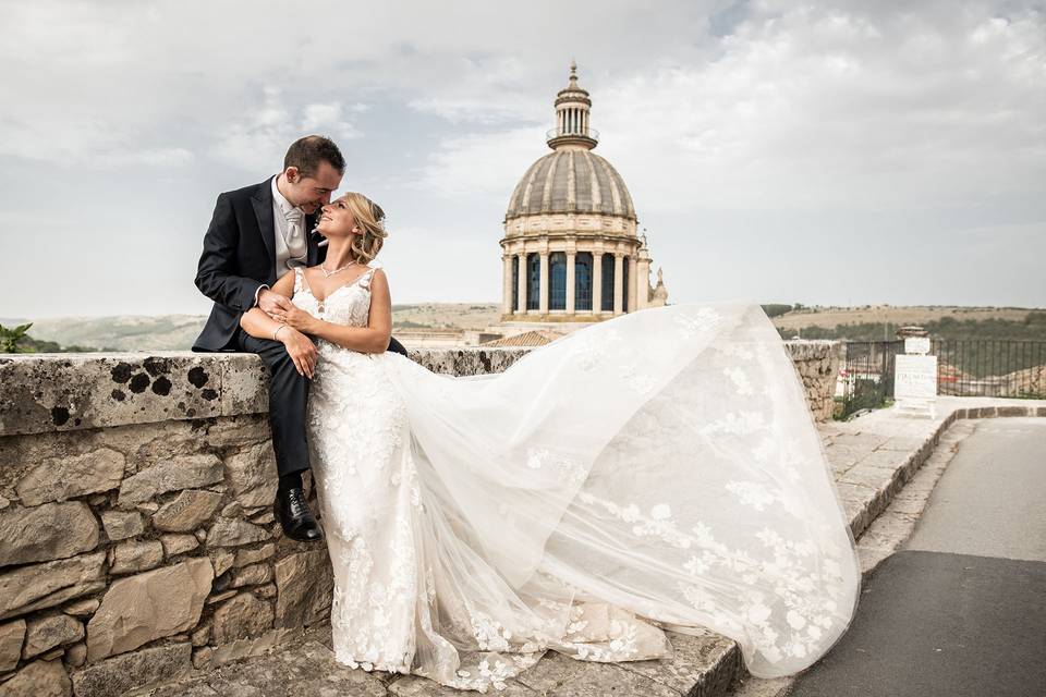 Sposi-duomo-ibla-vestito-sposa