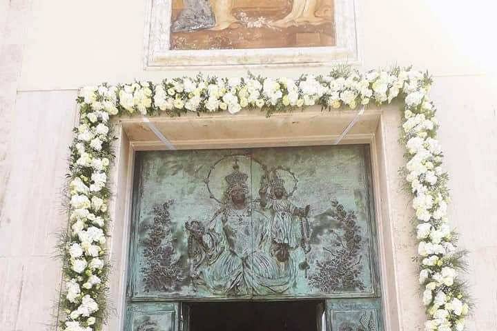 Bordo porta chiesa con fiori