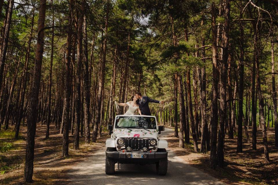 Gli sposi in Jeep