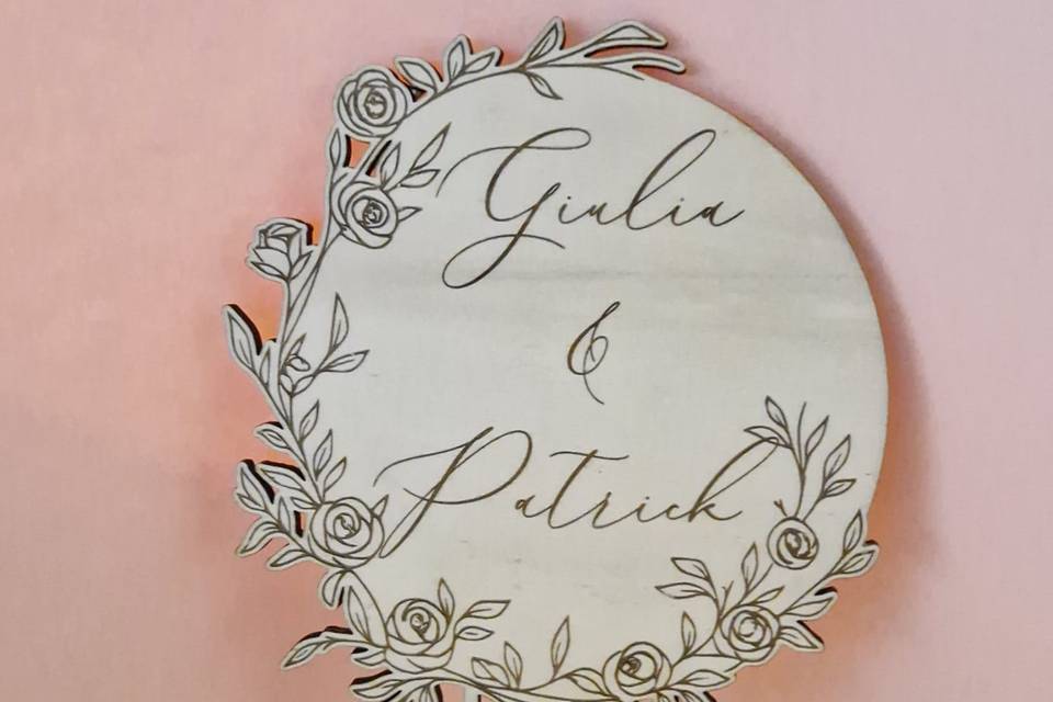 Cake Topper in legno inciso