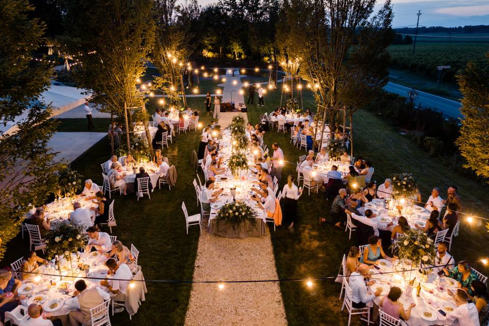 Cena in giardino anteriore