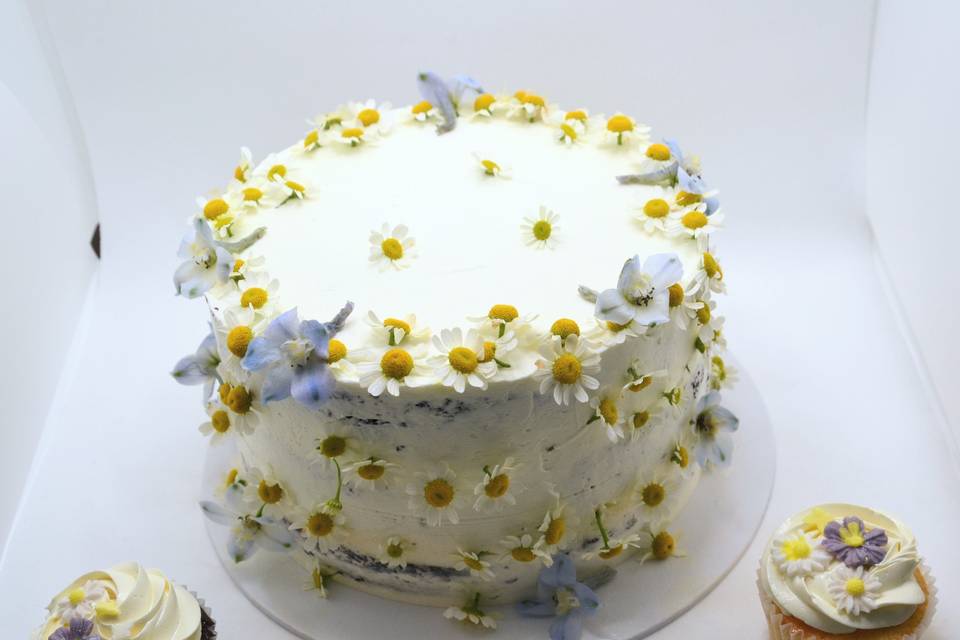 Torte con fiori freschi