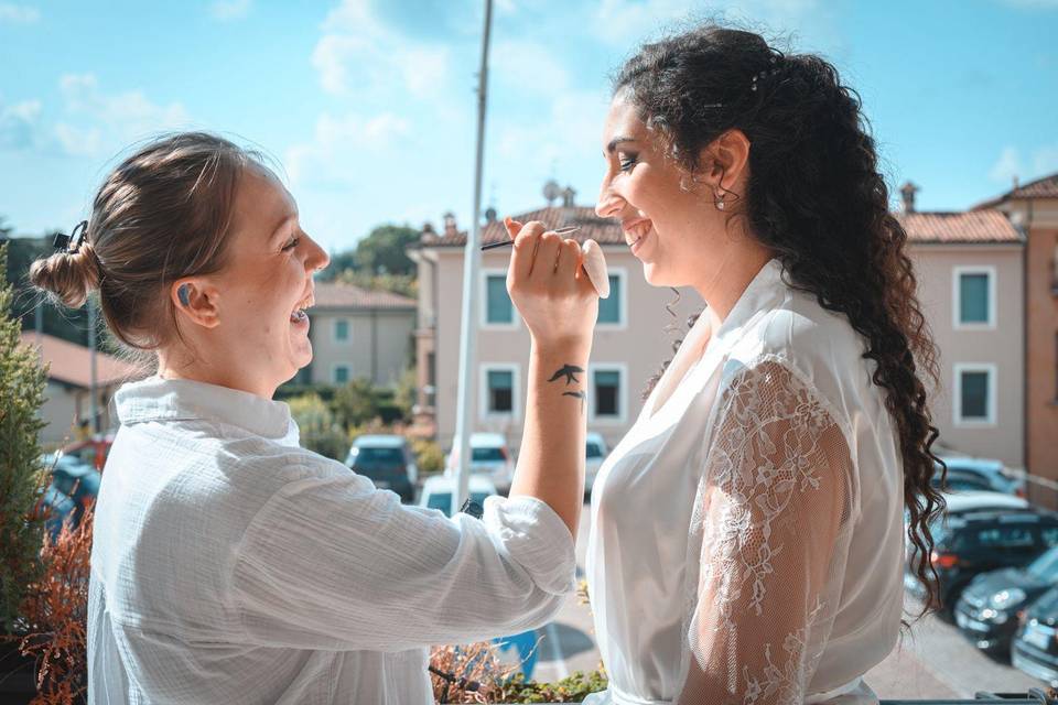 Un momento del trucco sposa