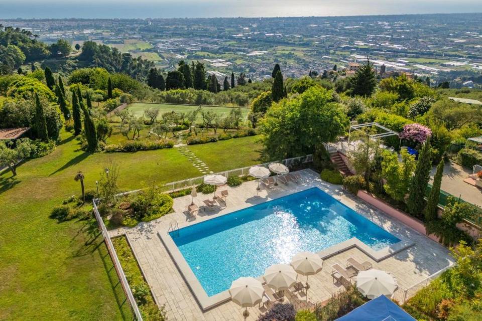 Piscina e prati