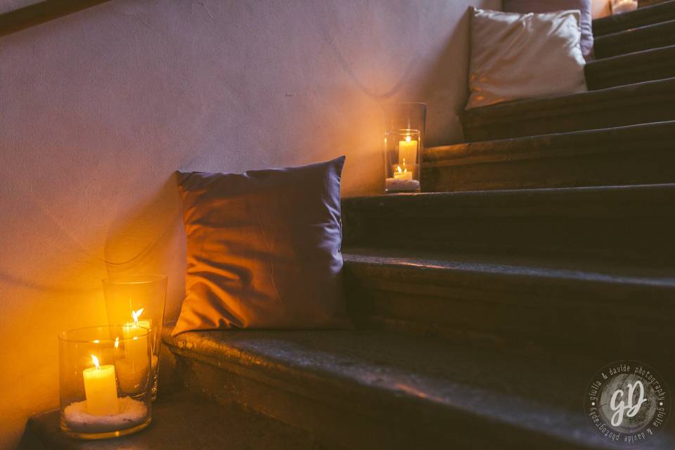 Scalinata candele e cuscini