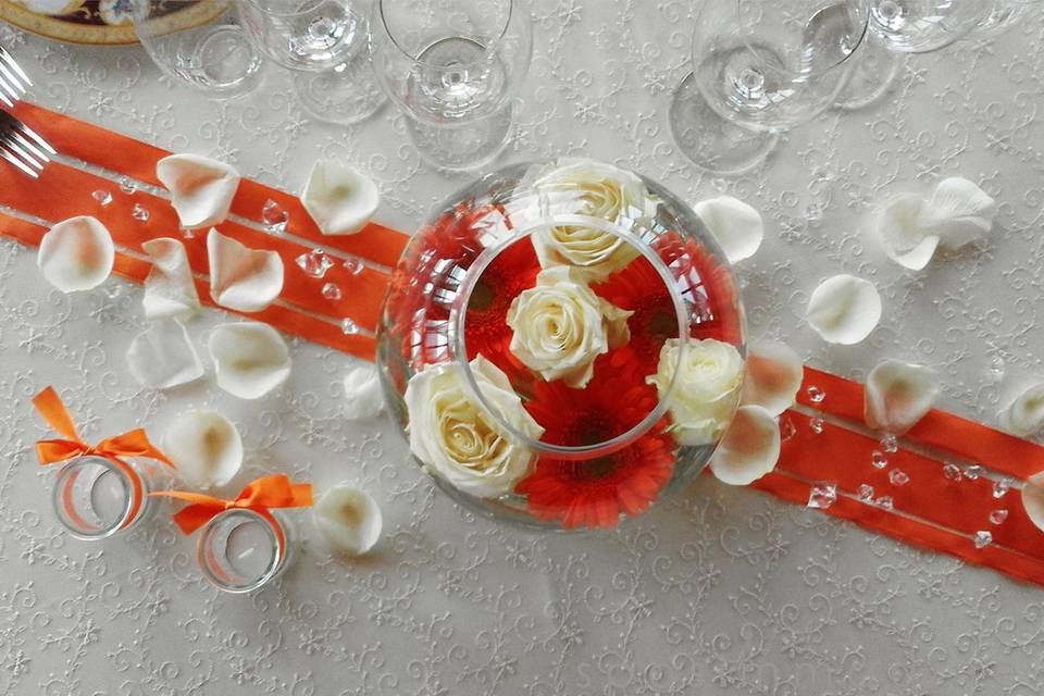 Tavolo sposi con petali
