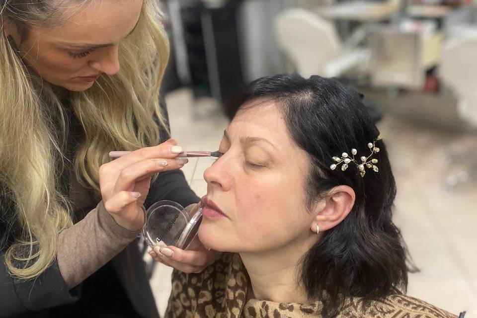 MAKE UP