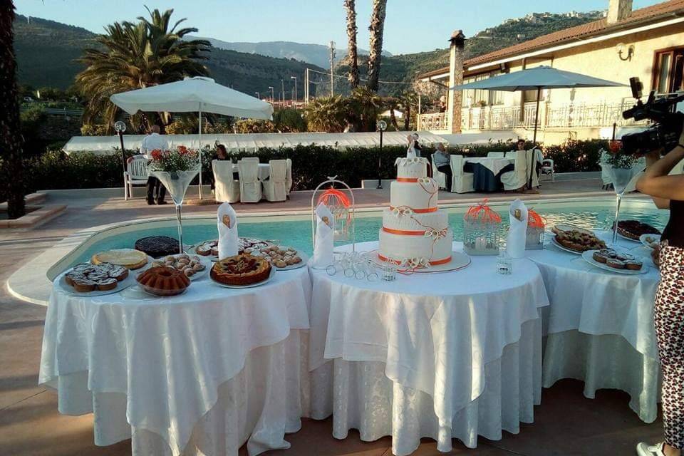 Torta nuziale in piscina