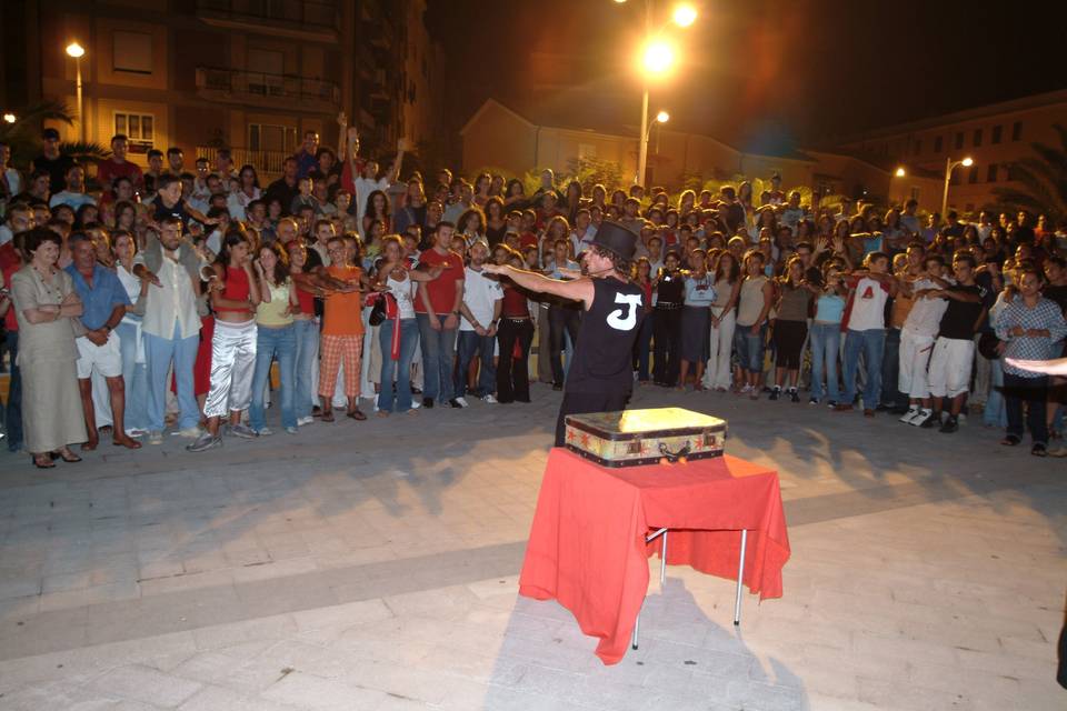 Spettacolo di strada con magia