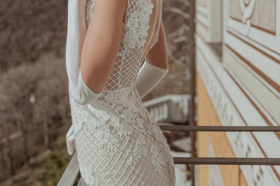 Foto sposa dal blalconcino del