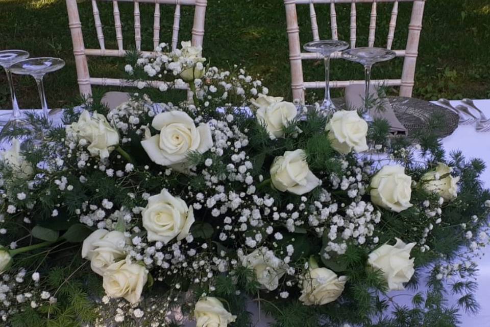 Tavolo sposi con rose e lisian