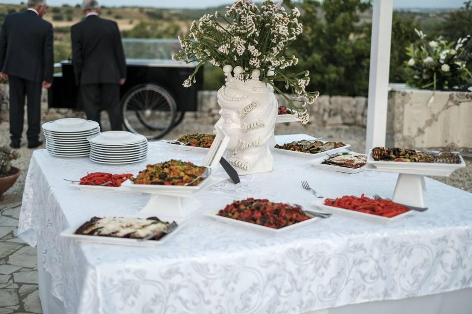 Il buffet a bordo piscina