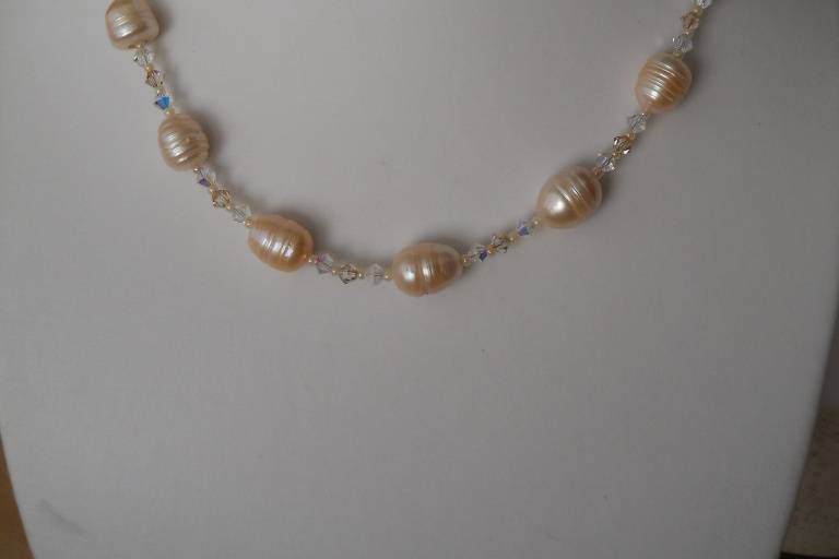 Collier Giorgia, con perle di fiume swarovski e perline gancio e monachine in argento 925