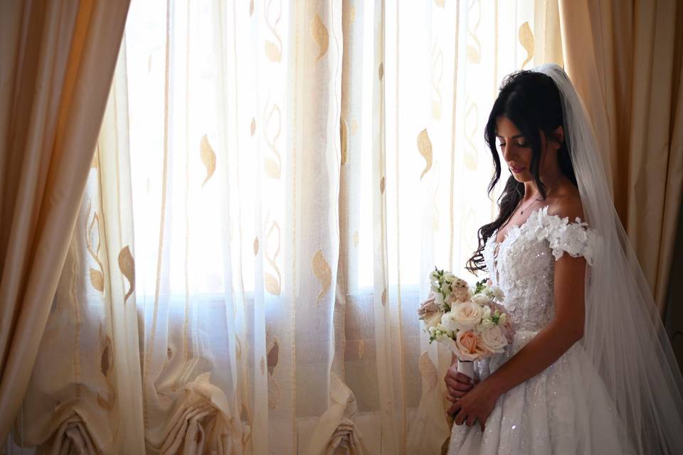Casa sposa alla finestra luce